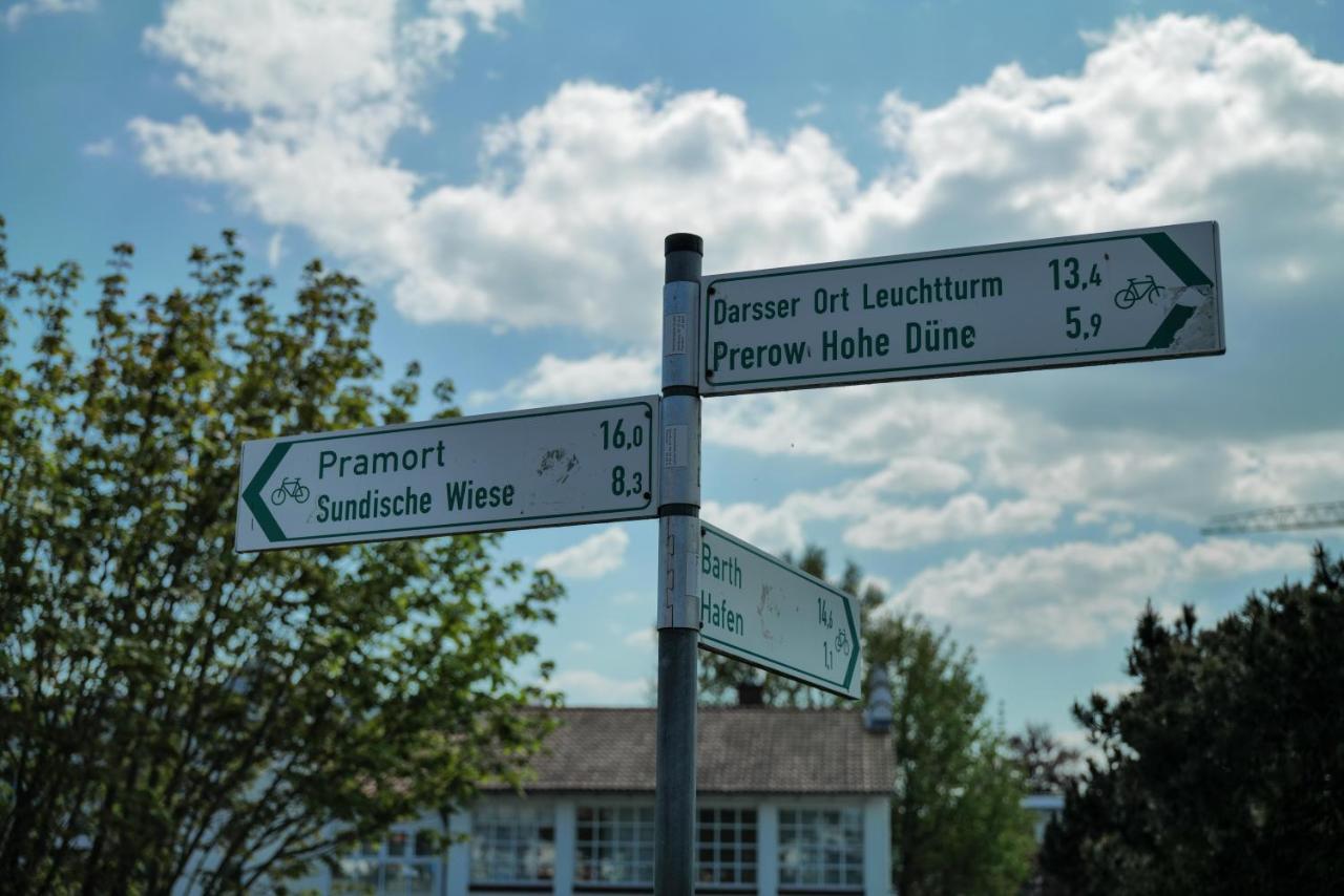 Ferienwohnungen Meerfarbig Zingst - Haustierfrei -Terrasse Mit Strandkorb Oder Balkon - E-Ladesaeule - Parkplatz - Wlan - Fahrradschuppen - Waschtrockner - Ruhig Und Zentral - Nichtraucher Exterior foto