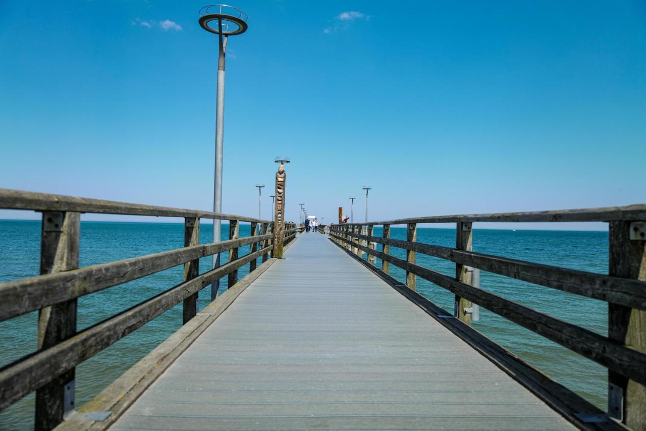 Ferienwohnungen Meerfarbig Zingst - Haustierfrei -Terrasse Mit Strandkorb Oder Balkon - E-Ladesaeule - Parkplatz - Wlan - Fahrradschuppen - Waschtrockner - Ruhig Und Zentral - Nichtraucher Exterior foto