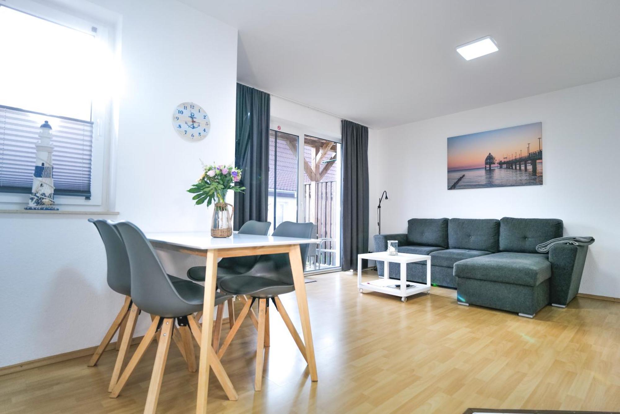 Ferienwohnungen Meerfarbig Zingst - Haustierfrei -Terrasse Mit Strandkorb Oder Balkon - E-Ladesaeule - Parkplatz - Wlan - Fahrradschuppen - Waschtrockner - Ruhig Und Zentral - Nichtraucher Exterior foto