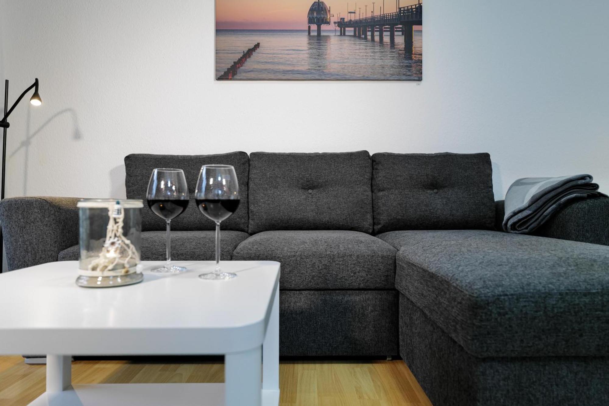 Ferienwohnungen Meerfarbig Zingst - Haustierfrei -Terrasse Mit Strandkorb Oder Balkon - E-Ladesaeule - Parkplatz - Wlan - Fahrradschuppen - Waschtrockner - Ruhig Und Zentral - Nichtraucher Exterior foto